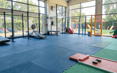 Guía completa sobre el pavimento flexible de caucho: beneficios, características y consideraciones clave para suelos de gimnasios y parques infantiles